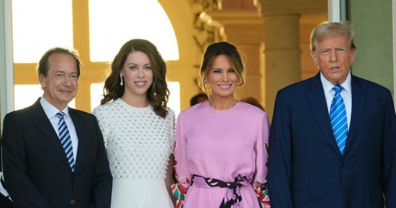 미국 공화당을 후원하는 억만장자 헤지펀드 매니저 존 폴슨, 폴슨의 약혼녀 얼리나 드 알메이다, 도널드 트럼프 전 대통령의 부인  멜라니아 여사, 트럼프 전 대통령(왼쪽부터)이 10일 플로리다주 팜비치의 폴슨 자택에서 기념 촬영을 하고 있다. 팜비치=AP  뉴시스