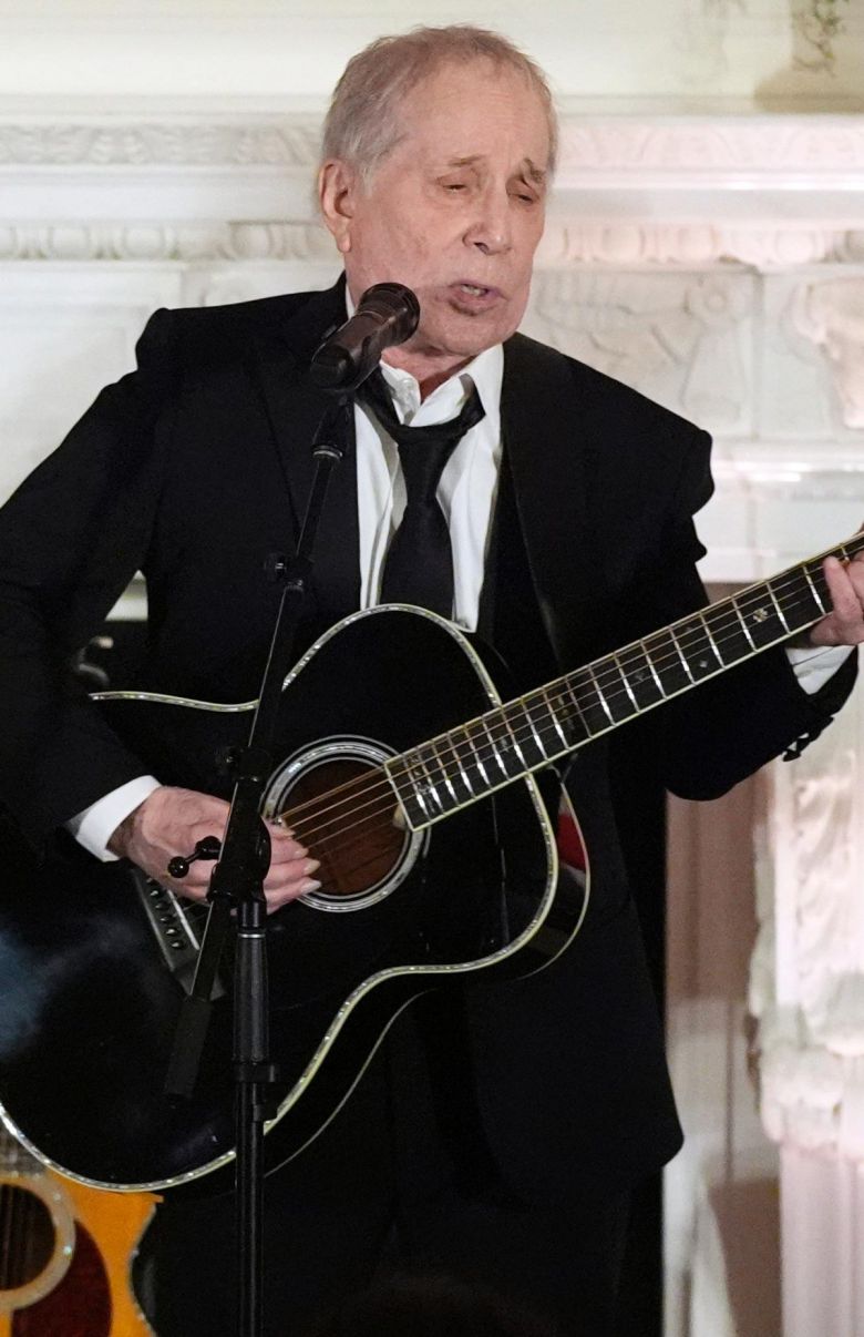 美日정상, 백악관 만찬…  노래는 폴 사이먼 작은 사진은 유명 듀오  사이먼&가펑클의 폴 사이먼이 이날 만찬장에서 노래를 부르는 모습. 그는 기시다 총리와 바이든 대통령의 부인 질 여사가 모두  좋아하는 가수로 꼽힌다. 워싱턴=AP 뉴시스