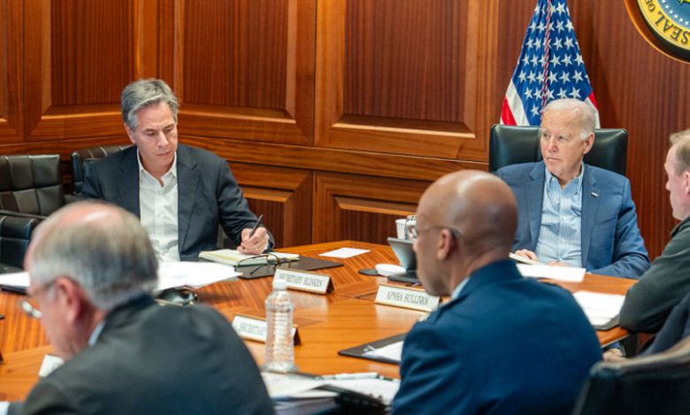 조 바이든 미국 대통령(오른쪽)이 13일(현지 시간) 워싱턴 백악관에서 국가안보회의(NSC)를 소집해 이란의 이스라엘 공격을 논의하고 있다. 왼쪽은 토니 블링컨 국무장관. 백안관 제공