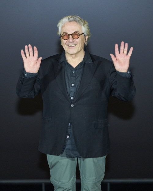 ‘매드맥스’ 시리즈를 연출한 조지 밀러 감독이 15일 서울 용산구 CGV용산아이파크몰에서 열린 기자간담회에 앞서 기념 촬영을 하고 있다. 워너브러더스 코리아 제공