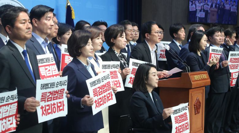 민주당 “채 상병 특검법 처리하라” 더불어민주당 박주민 원내수석부대표(단상 뒤)를 비롯한 민주당 의원들이 15일 서울  여의도 국회 소통관에서 기자회견을 열고 21대 국회 임기 중 ‘채 상병 특검법’ 통과를 촉구하고 있다. 이들은 “윤석열 정권과  국민의힘에 주어진 마지막 기회”라고 주장했다. 뉴스1