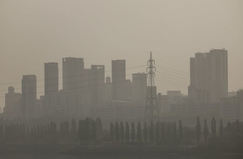 황사의 영향으로 전국의 미세먼지 농도가 ‘나쁨’ 수준을 보인 17일 서울 서초구 잠수교에서 바라본 도심이 뿌옇게 보이고 있다. 2024.04.17. 뉴시스