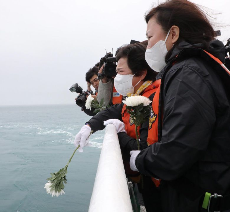 “이젠 스물여덟일 우리 아가야” 세월호 참사 10주기인 16일 전남 진도군 맹골수도 세월호 침몰 해역에서 엄수된 선상 추모식에서 유가족들이 국화꽃을 든 채 눈물을  흘리고 있다. 이날 유가족 37명은 해경 경비함정을 타고 추모식에 참석했다. 이날 전국 곳곳에선 추모·기억식이 개최돼 추모  물결이 이어졌다. 진도=뉴스1