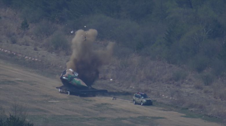 19일 강원 필승사격장에서 진행된 한미 공군의 북한 미사일 이동식발사차량(TEL) 정밀타격 훈련 모습. 위쪽부터 우리 공군의 F-35A 스텔스전투기에서 투하한 정밀유도폭탄(GBU-12)이 곧장 지상으로 낙하해 이동 중인 미사일이 실린 북한군의 가상의 TEL을 파괴하고 있다.   공군 제공