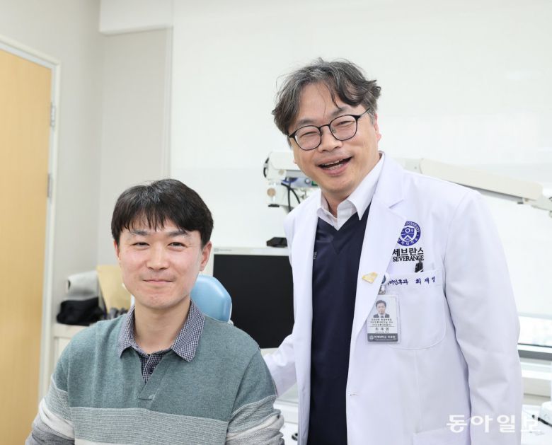 최재영 세브란스병원 이비인후과 교수는 보청기만으로 한계가 있다면 인공와우 수술을 검토해야 한다고 했다. 최 교수에게 인공와우 수술을 집도한 전정협 씨(왼쪽)도 10년 넘게 보청기를 쓰다 인공와우 수술을 받은 뒤 청력의 90% 이상을 회복했다. 세브란스병원 제공