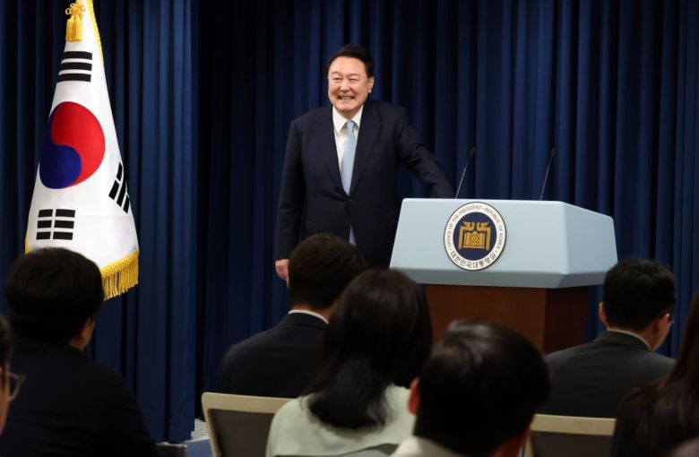 윤석열 대통령이 22일 서울 용산 대통령실 청사에서 홍철호 신임 정무수석을 직접 소개한 뒤 기자들의 질문을 받고 대답하고 있다. 2024.04.22. 대통령실사진기자단