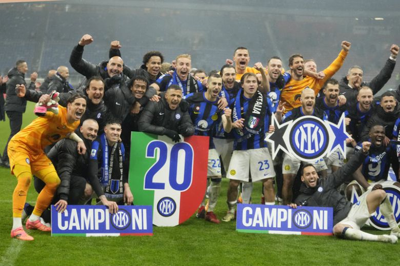 이탈리아 세리에A의 인터밀란 선수들이 23일 지역 라이벌 AC밀란을 2-1로 꺾고 남은 5경기 결과와 관계없이 이번 시즌 우승을  확정한 뒤 그라운드에 함께 모여 챔피언 세리머니를 하고 있다. 선수들 앞에 놓인 숫자 ‘20’은 인터밀란의 리그 20번째 우승을  의미한다. 밀란=AP 뉴시스