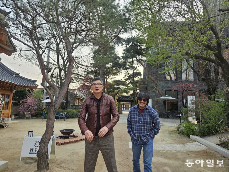 〈야인시대〉 대본에는 없는데, 문영철이 시라소니를 한 번 제압해볼까. 형님 조상구 앞에서 점퍼 주름 잡아보는 장세진(왼쪽).  하남=유재영 기자 elegant@donga.com