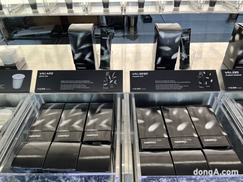 뉴믹스커피를 간편하게 선물할 수 있게 포장해 판매 중이다. 사진=김상준 동아닷컴 기자