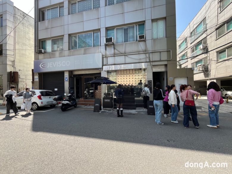 뉴믹스커피에 단체로 방문한 외국인 손님. 사진=김상준 동아닷컴 기자