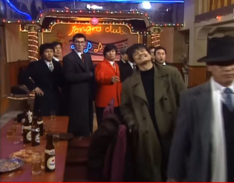 시라소니 조상구(오른쪽 두 번째)와 문영철의 장세진(왼쪽 세 번째)이 한 화면에 잡힌 장면. 김두한과 함께 종로회관을 나가는 시라소니를 문영철이 쳐다보고 있다. 〈야인시대〉 유튜브 캡쳐