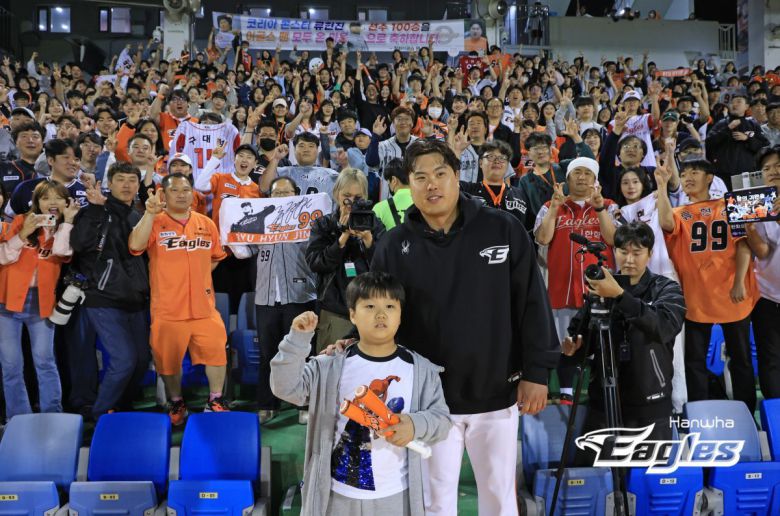 8-2 승리 후 동료들에게 축하 물세례를 받은 류현진은 국내 복귀 후 처음으로 만원 관중 앞 응원 단상에서 인터뷰했고 관중들과 기념사진도 남겼다.  한화 제공