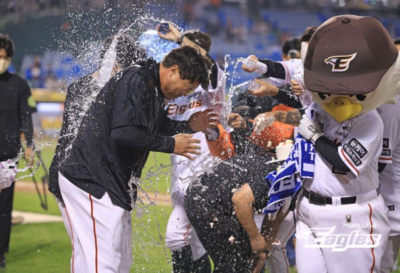 통산 100승 달성 후 팀 동료들의 축하 물세례를 받는 류현진. 한화 제공