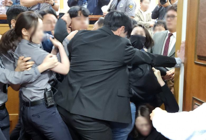 2일 대구시의회 본회의장 입구에서 ‘대구시 박정희 대통령 기념사업에 관한 조례안’에 반발하는 박정희우상화사업반대 범시민운동본부 관계자와 시의회 청원경찰 등이 충돌하고 있다. 2024.5.2 뉴스1