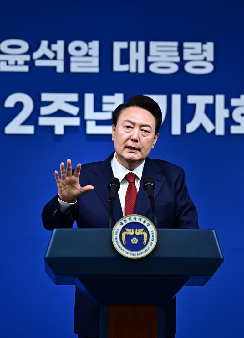 윤석열 대통령이 9일 서울 용산 대통령실에서 열린 윤석열정부 2년 국민보고 및 기자회견에서 기자들의 질문에 답하고 있다. 2024.05.09. 대통령실사진기자단