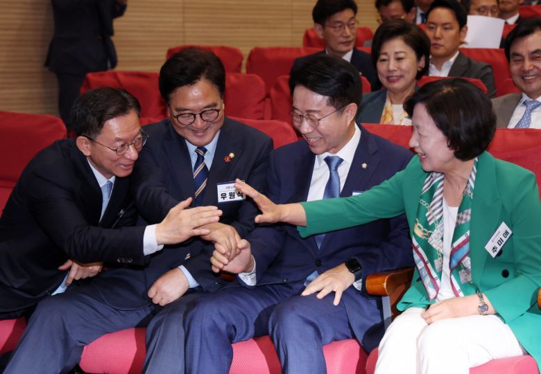 더불어민주당 추미애(오른쪽부터), 조정식, 우원식, 정성호 국회의장 후보가 3일 서울 여의도 국회 의원회관에서 열린 더불어민주당 제1기 원내대표 선출 당선자 총회에서 함께 손을 모아 사진 촬영을 하고 있다. 2024.05.03. 뉴시스