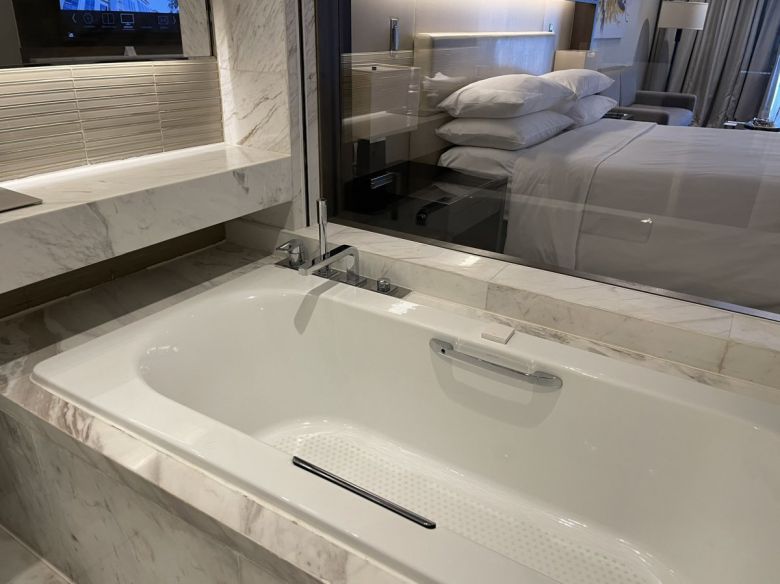 메리어트 호텔 마닐라의 프리미엄 킹 룸 욕실 욕조. 옆에 버튼을 누르면 투명한 유리창에 암막 천이 내려온다. 이혜원 동아닷컴 기자 hyewon@donga.com