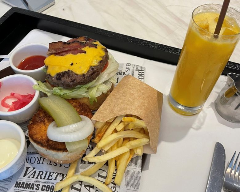 메리어트 호텔 마닐라의 룸서비스 중 ‘메리어트 버거’와 노란 수박 주스. 이혜원 동아닷컴 기자 hyewon@donga.com