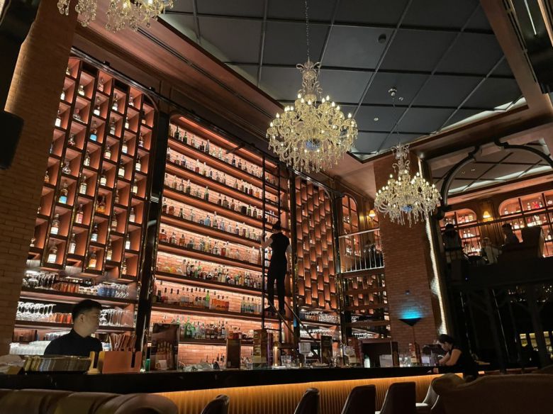 뉴포트 월드 리조트의 ‘위스키 라이브러리’. 이혜원 동아닷컴 기자 hyewon@donga.com