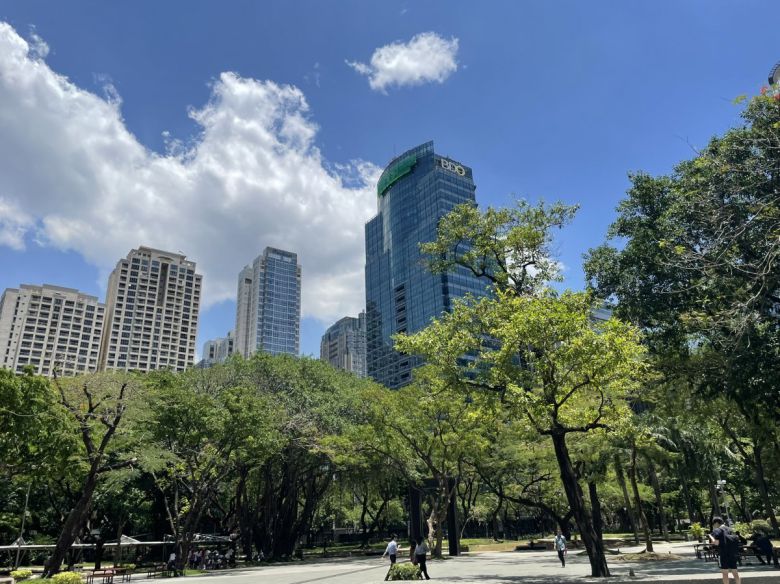 메리어트 호텔에서 차량으로 20여 분 이동하면 만날 수 있는 경제 중심지 마카티. 아얄라 트라이앵글 가든 인근의 모습. 이혜원 동아닷컴 기자 hyewon@donga.com