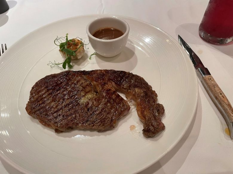 ‘크루 스테이크하우스’ 메뉴 립아이 스테이크. 이혜원 동아닷컴 기자 hyewon@donga.com