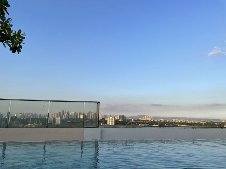 메리어트 호텔 마닐라의 건물 ‘웨스트 윙’ 꼭대기 층에 있는 수영장. 이혜원 동아닷컴 기자 hyewon@donga.com