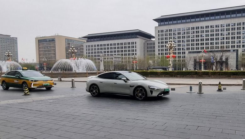 거리를 주행 중인 샤오미 전기차 SU7. 사진=뉴시스