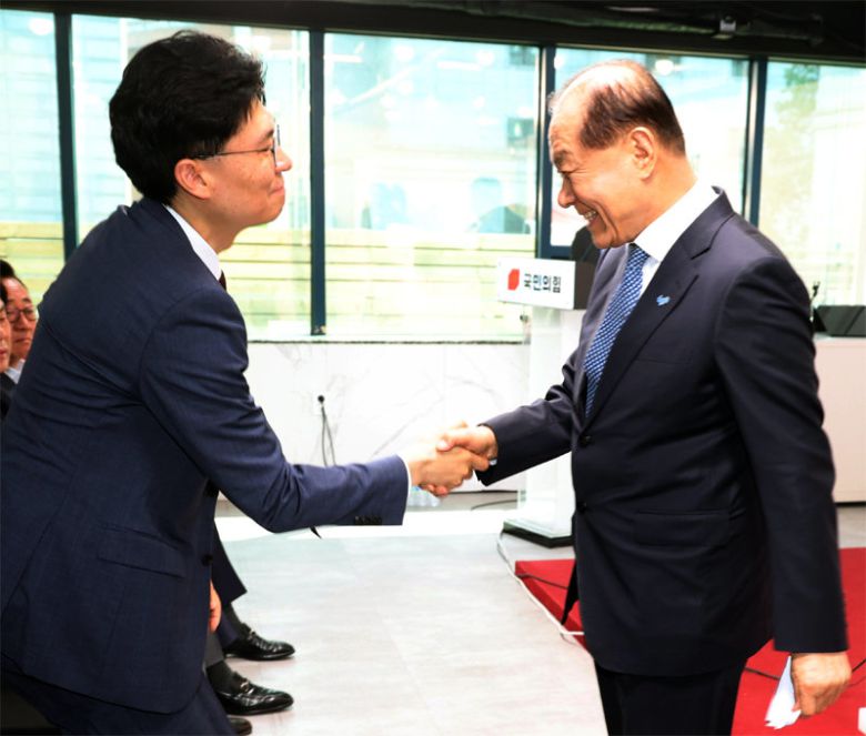 악수하는 황우여-조정훈 국민의힘 황우여 비상대책위원장(오른쪽)이 14일 국민의힘 중앙당사에서 열린 총선백서특별위원회 회의에서 조정훈 위원장과 악수하고 있다. 뉴시스