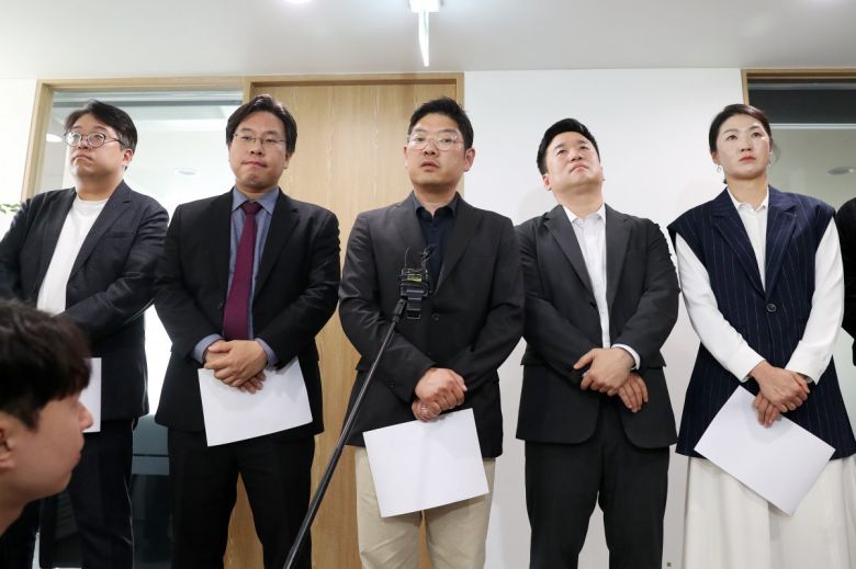 국민의힘 3040세대 모임인 ‘’첫목회‘’ 이재영 간사가 15일 오전 서울 종로구 경제사회연구원에서 총선 패배 원인과 당 수습 방안 등에 대한 끝장 밤샘토론 결과를 발표하고 있다. 2024.5.15 (서울=뉴스1)