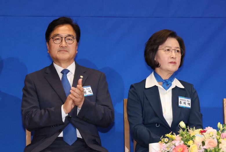 우원식, 추미애 더불어민주당 국회의장 후보가 16일 오전 서울 여의도 국회 의원회관에서 열린 제22대 국회 전반기 국회의장단 후보 선출 당선자 총회에서 함께 자리하고 있다. 서울=뉴시스