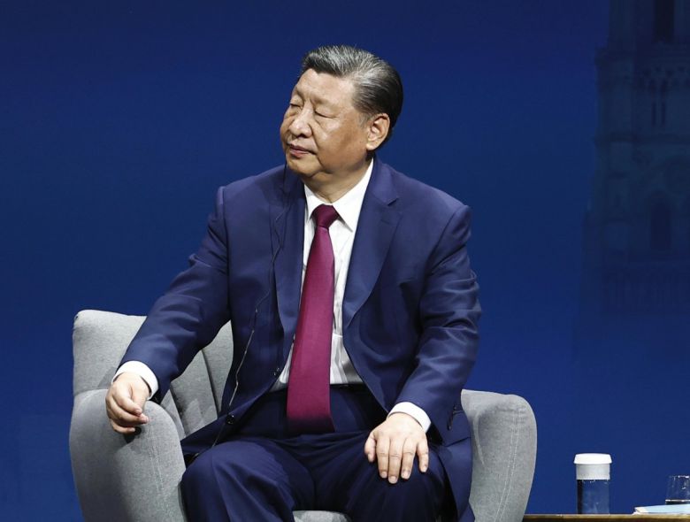 바이든 ‘對中관세 인상’ 서명… 中도 맞대응 예고 조 바이든 미국 대통령이 14일(현지 시간) 워싱턴 백악관에서 전기차, 범용 반도체 등 중국산 제품에 대한 관세를 2∼4배  인상하겠다는 계획을 발표하고 있다(위쪽 사진). 바이든 대통령과 11월 대선에서 맞붙을 도널드 트럼프 전 대통령은 재집권 시 더  많은 품목에 대해 대중(對中) 관세를 대폭 올리겠다고 밝혔다. 6일 프랑스 파리를 방문한 시진핑 중국 국가주석(아래쪽 사진)은  유럽 등과의 경제 협력을 강화해 이런 미국에 맞설 뜻을 밝혔다. 양국의 관세 전쟁이 본격화하면서 전 세계 경제의 불확실성이 커지고  있다. 사진 출처 백악관 X(옛 트위터)·파리=AP 뉴시스