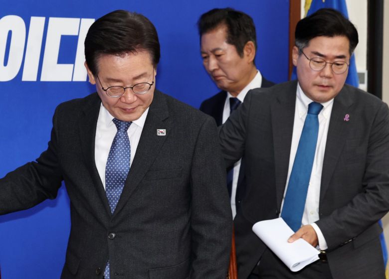 이재명 대표와 박찬대 원내대표 등 더불어민주당 지도부가 20일 오전 서울 여의도 국회에서 열린 최고위원회의에 참석하고 있다. 2024.5.20 뉴스1