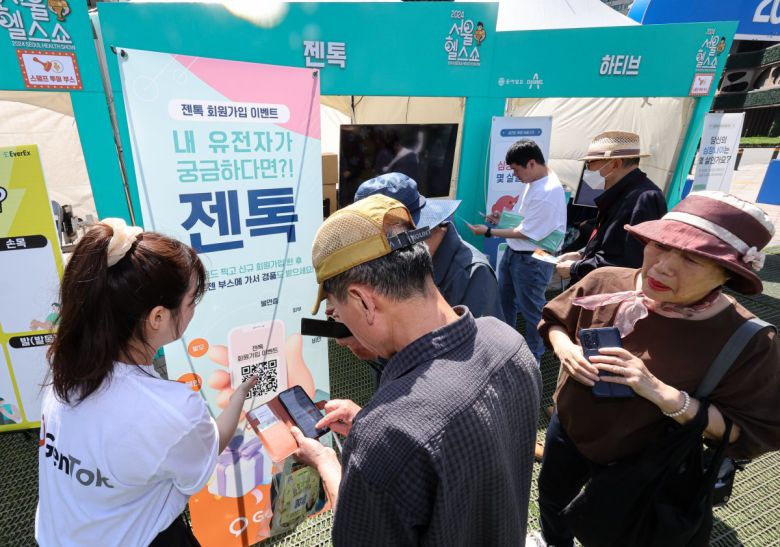 14일 서울 중구 서울시청 앞 서울광장에서 열린  2024 서울 헬스쇼 에서 시민들이 카카오 헬스케어 부스를 둘러보고 있다. 젠톡 부스.