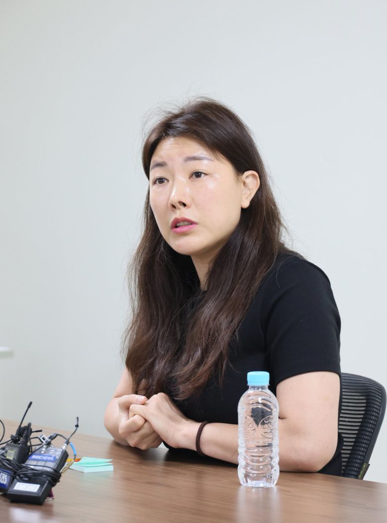 아이 넷을 홀로 키우는 40대 신수연 씨가 22일 오전 서울 중구 양육비이행관리원에서 기자들에 자신의 사연을 이야기하고 있다. 신 씨는 전남편으로부터 2년이 넘도록 양육비를 한 푼도 받지 못했다. 미지급된 양육비 총액은 6400만 원에 이른다. 양육비이행관리원 제공