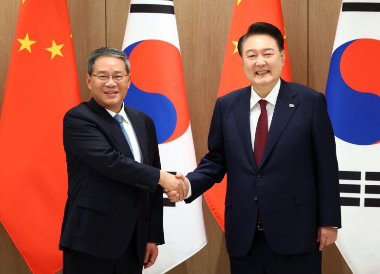 윤석열 대통령이 26일 서울 용산 대통령실 청사에서 리창 중국 국무원 총리와 회담에 앞서 악수하고 있다. 2024.05.26. [서울=뉴시스] =