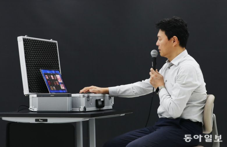 지난달 베타 서비스를 시작한 ‘시프트’를 시연해 보이는 이교구 대표.  홍진환 기자 jean@donga.com