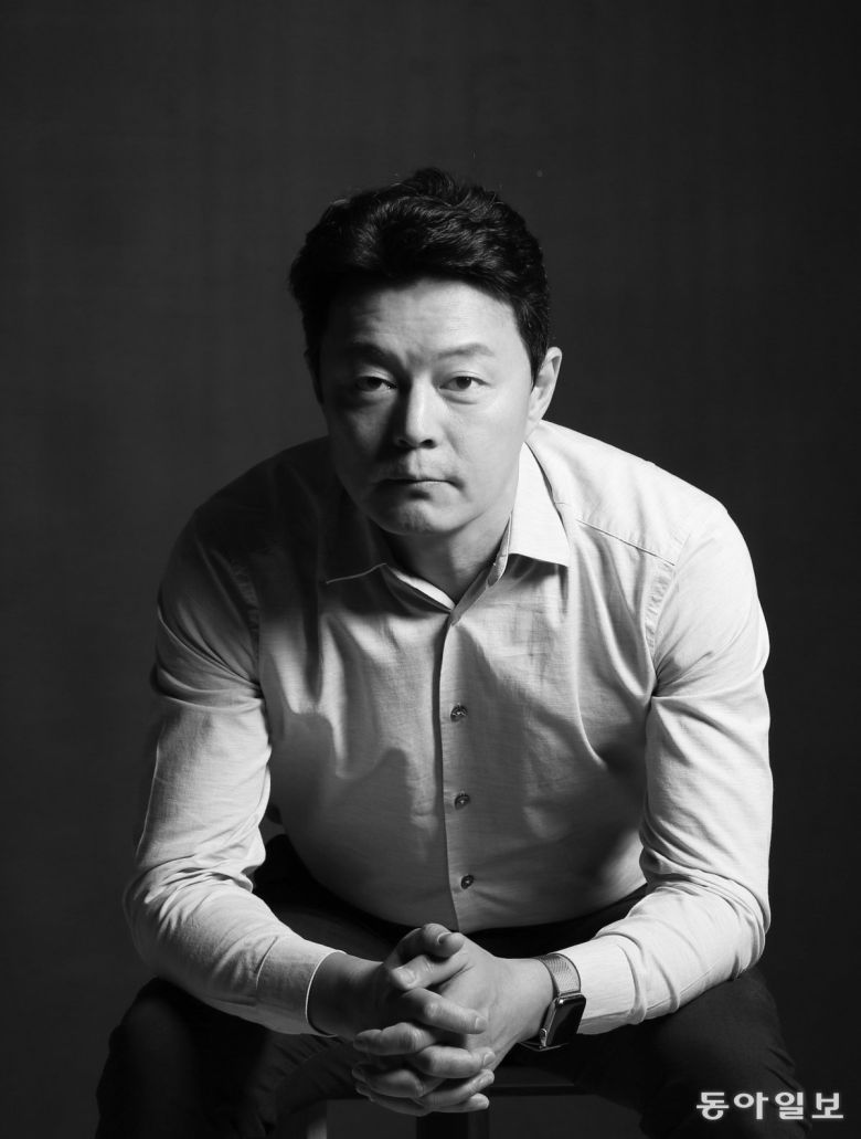 유년 시절 사랑한 공학과 음악을 업으로 삼은, ‘덕업일치’의 삶을 살아가고 있는 이교구 대표. 그의 궁극적 지향점은 ‘누구나 원하는 목소리로 콘텐츠를 만들고 즐길 수 있는 제작환경을 구축하는 것’이다. 홍진환 기자 jean@donga.com