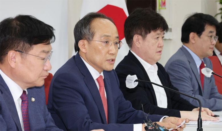 국민의힘 추경호 원내대표(왼쪽에서 두 번째)가 26일 서울 여의도 국회에서 열린 국민연금 관련 기자간담회에서 발언하고 있다. 추  원내대표는 이날 “정쟁과 시간에 쫓긴 어설픈 개혁보다 22대 첫 번째 정기국회에서 최우선으로 추진하겠다”고 밝혔다. 뉴시스