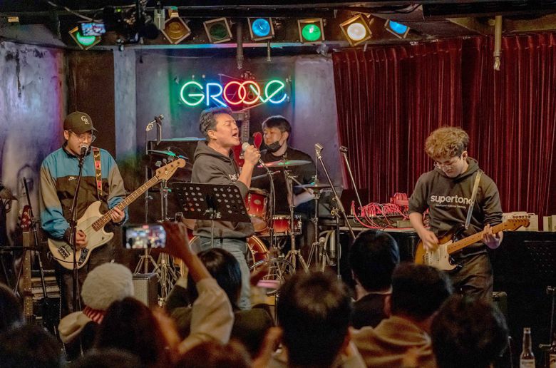 수퍼톤 송년회에서 이교구 대표(가운데)가 직원들과 합주하고 있다. 음악을 사랑하는 사람들로 꾸려졌다는 수퍼톤은 송년회 때 큰 무대가 있는 공간을 빌려서 공연을 한다. “내부 구성원들만 해도 밴드가 6개는 나오거든요. 원하는 사람은 아무나 무대에 올라가서 노래하고 연주해요.” 수퍼톤 제공