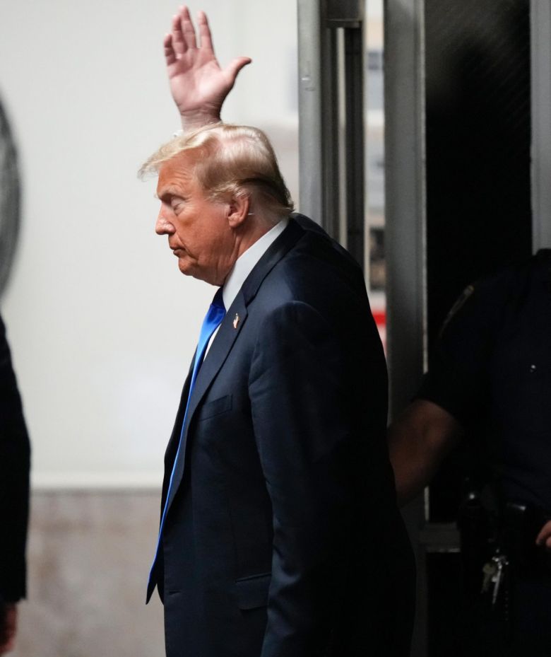 도널드 트럼프 전 미국 대통령이 지난달 30일(현지 시간) 뉴욕 맨해튼의 형사 법정을 떠나며 오른손을 들어 보이고 있다.  배심원단은 그가 2016년 대선을 앞두고 트럼프그룹의 장부를 조작해 성추문 입막음 용도의 돈을 지급한 것에 관한 34개 혐의에  모두 유죄 평결을 내렸다. 그는 31일 트루스소셜에 “마녀 사냥”이라는 글을 올렸다. 뉴욕=AP 뉴시스