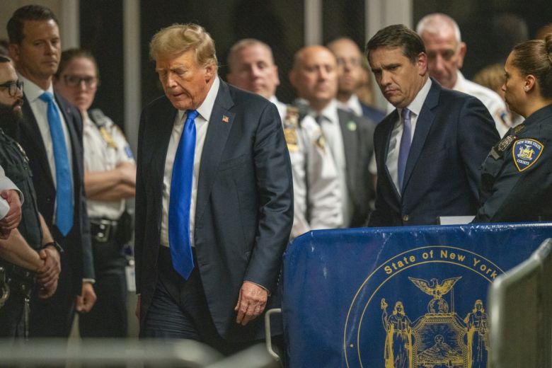 고개 숙인채 떠나는 트럼프 도널드 트럼프 전 미국 대통령(가운데)이 지난달 30일(현지 시간) 미국 뉴욕 맨해튼  형사법원에서 열린 ‘성추문 입막음’ 재판에서 배심원단의 유죄 평결을 받은 뒤 고개를 숙인 채 굳은 표정으로 법원을 떠나고 있다.  뉴욕=AP 뉴시스