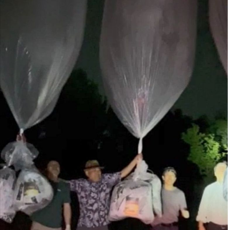 K팝-트로트 USB 등 담아 北으로 탈북민단체 자유북한운동연합 박상학 대표(오른쪽에서 두 번째)가 6일 새벽 대북 전단 20만 장을 경기 포천에서 대형 애드벌룬  10개를 사용해 북한으로 날려 보냈다. 여기에는 대북 전단 20만 장을 포함해 K팝, 드라마, 트로트 등 동영상이 저장된  휴대용저장장치(USB메모리) 5000개, 1달러짜리 지폐 2000장 등이 담겼다. 자유북한운동연합 제공