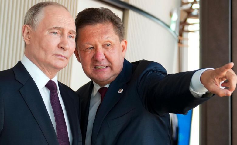 푸틴, 가스프롬 본사 방문 블라디미르 푸틴 러시아 대통령(왼쪽)이 5일 상트페테르부르크에 있는 에너지 기업 가스프롬 본사를 방문해 알렉세이 밀레르 회장의  설명을 듣고 있다. 그는 서방의 우크라이나 무기 지원에 대해 “우리도 같은 방식으로 행동할 권리가 있다”고 밝혔다.  상트페테르부르크=AP 뉴시스