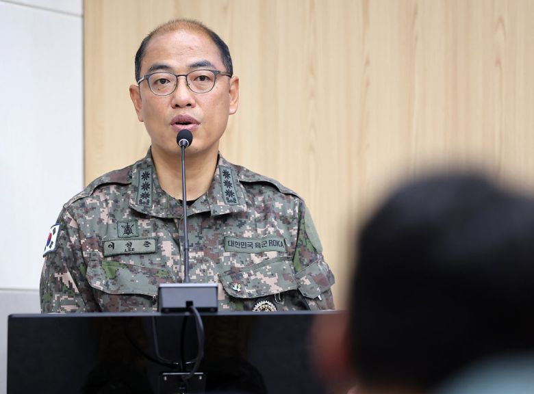 이성준 합동참모본부 공보실장(대령)이 11일 서울 용산구 국방부 브리핑룸에서 열린 정례 브리핑에서 지난 9일 북한군의 군사분계선 단순 침범에 관한 취재진 질문에 답변하고 있다.   앞서 합동참모본부는 “지난 9일 낮 12시 반쯤 중부전선 DMZ 내에서 작업을 하던 북한군 일부가 MDL을 단순 침범하여, 우리 군의 경고방송 및 경고사격 이후 북상했다”고 밝혔다. 이어 “우리 군의 경고사격 후 북한군이 돌아간 외에 특이동향은 없었다”고 밝혔다.   합참은 “우리 군은 북한군의 동향을 면밀하게 감시하면서 작전수행 절차에 의거 필요한 조치를 하고 있다”고 덧붙였다. 2024.6.11/뉴스1