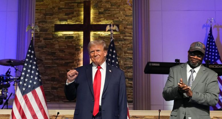 교회 찾은 트럼프 도널드 트럼프 전 미국 대통령(왼쪽)이 15일 미시간주 디트로이트의 흑인 교회 행사에 참석해 흑인 유권자의 지지를 호소했다. 그는  11월 대선 경쟁자인 조 바이든 대통령의 관용적인 불법 이민 정책으로 흑인 등 소수계 일자리가 위협받고 있다고 주장했다.  디트로이트=AP 뉴시스