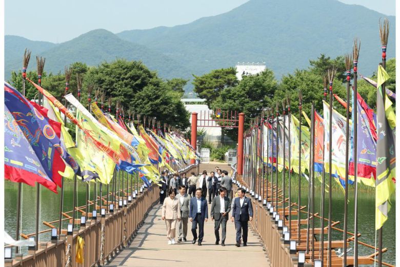 김동연 경기도지사가 18일 오전 양평군 세미원에서 열린 1회용품 없는 경기 특화지구 조성사업 협약식을 마치고  조용익 부천시장, 박승원 광명시장, 전진선 양평군수, 윤순옥 양평군의회 의장, 김대순 안산 부시장과 함께 특화지구를 걷고 있다. 경기도 제공