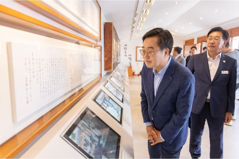 김동연 경기도지사가 18일 오전 양평군 세미원에서 열린 1회용품 없는 경기 특화지구 조성사업 협약식을 마치고 전진선 양평군수와 함께 세미원을 둘러보고 있다. 경기도 제공