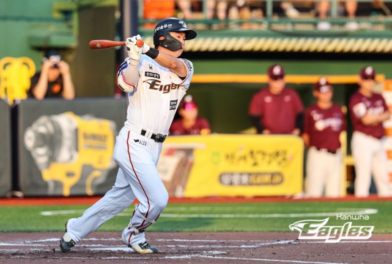 한화 9번 타자 이도윤이 18일 키움전에서 2회 결승 적시타를 치고 있다. 한화 제공