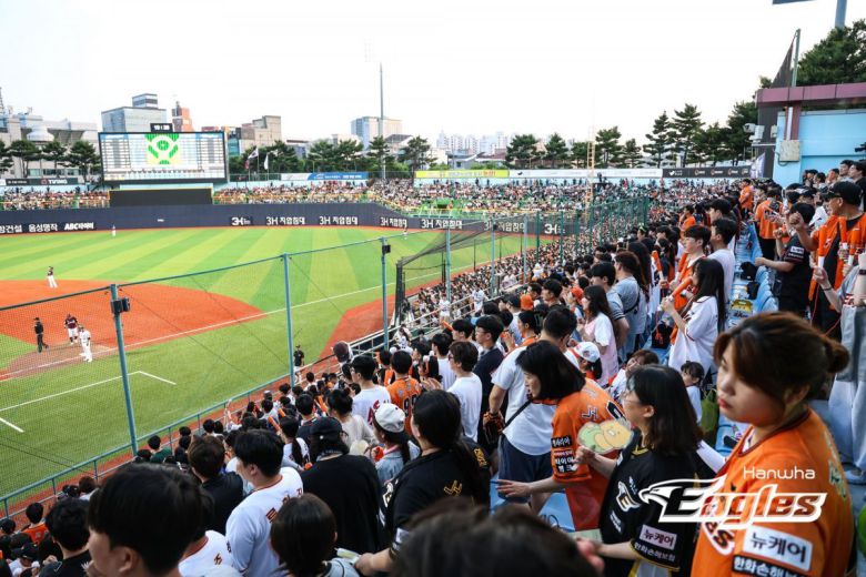 5년 만에 열린 청주 경기에서 구장을 가득 메운 관중들의 모습. 한화 제공