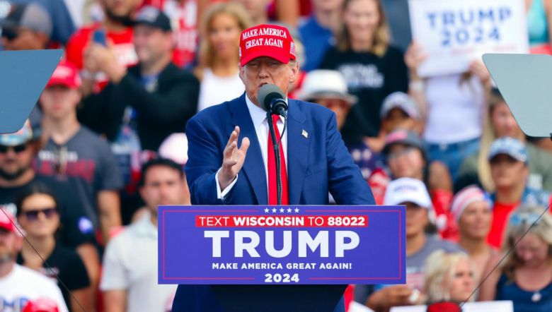 조 바이든 미국 대통령(위쪽 사진 앞줄 가운데)이 18일 워싱턴 백악관에서 미국인과 결혼한 불법 이민자에게 시민권을 취득할 기회를  주는 행정명령을 발표하며 “미국은 이민자의 나라”라고 강조했다. 같은 날 경합주인 위스콘신주 러신에서 유세를 펼친 도널드 트럼프  전 대통령은 “바이든이 불법 이민을 사면했다. 당선되면 임기 첫날 폐지할 것”이라고 맞섰다. 워싱턴·러신=AP 뉴시스